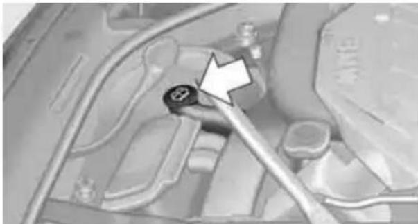 BMW 750i Sedan (2009) - Container for washer fluid - 2