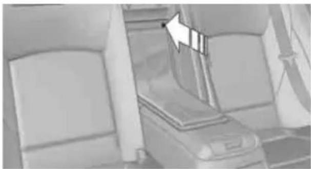 BMW 750i Sedan (2009) - Preparing and loading the ski bag - 1
