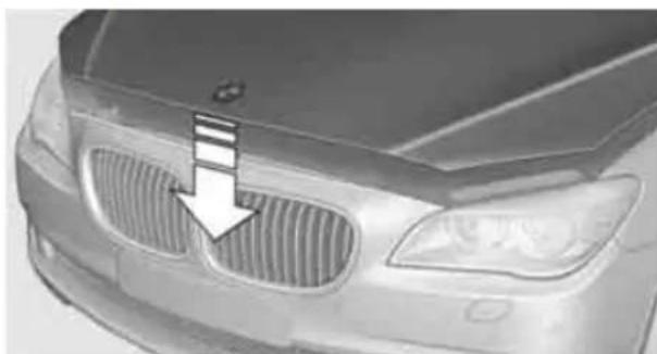 BMW 750i Sedan (2009) - Closing the hood - 1