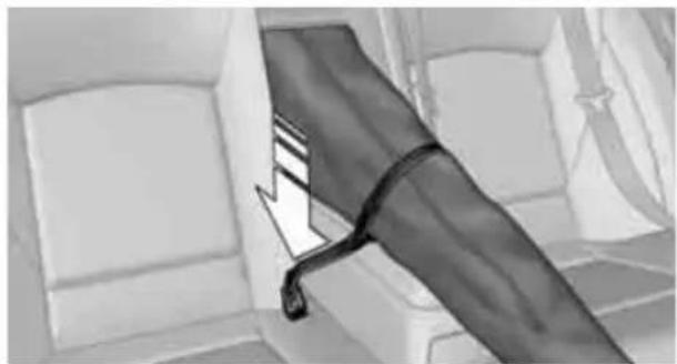 BMW 750i Sedan (2009) - Preparing and loading the ski bag - 3