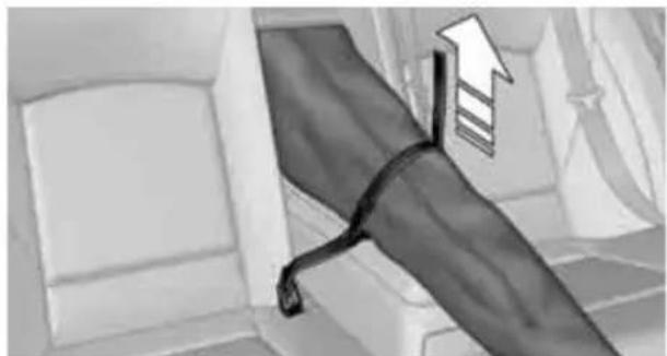 BMW 750i Sedan (2009) - Preparing and loading the ski bag - 4