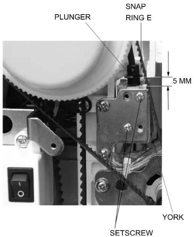 JANOME MC6600P - THE CLEARANCE BETWEEN THE SNAP RING E ON THE PLUNGER AND THE YORK SHOULD BE 5 MM. - 1