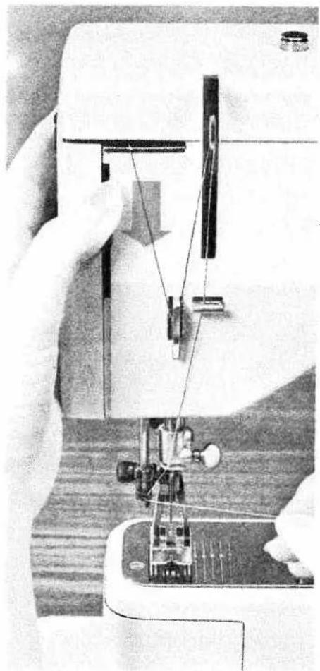 PFAFF 1213 - Threading the needle with the automatic Pfaff needle threader - 1