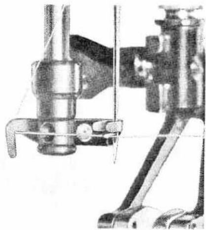 PFAFF 1214 - Threading the needle with the automatic Pfaff needle threader - 2