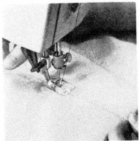 PFAFF 1214 - Sewing on elastic strands - 3