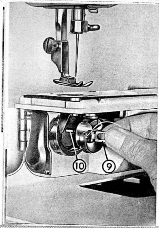 PFAFF 339 - Replacing the Loaded Bobbin - 4