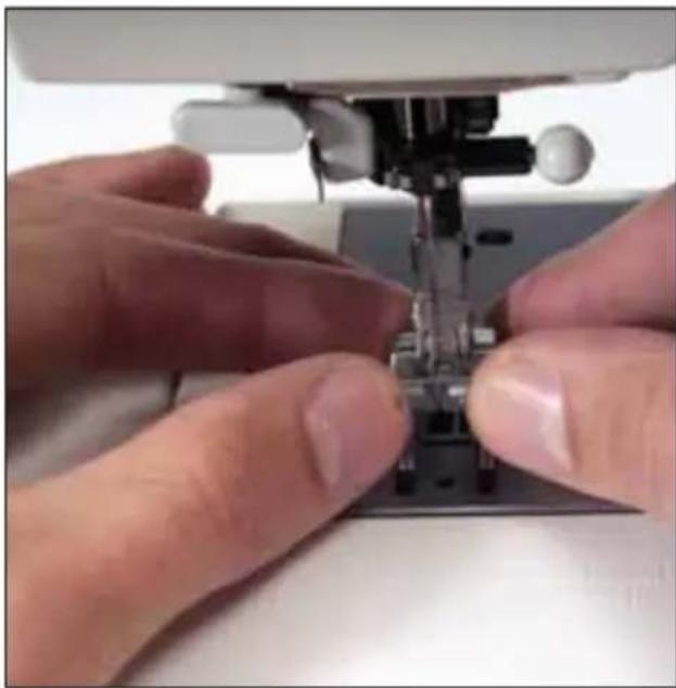 PFAFF ClassicStyle home 1529 - Thread cutter - 3