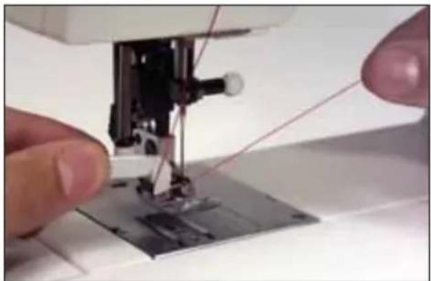 PFAFF ClassicStyle home 1529 - Threading the needle thread - 4
