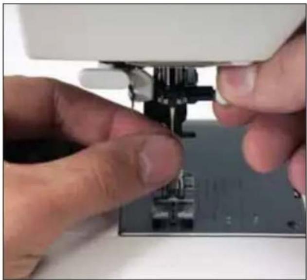PFAFF ClassicStyle home 1529 - Disengaging the Integrated Dual Feed - 3