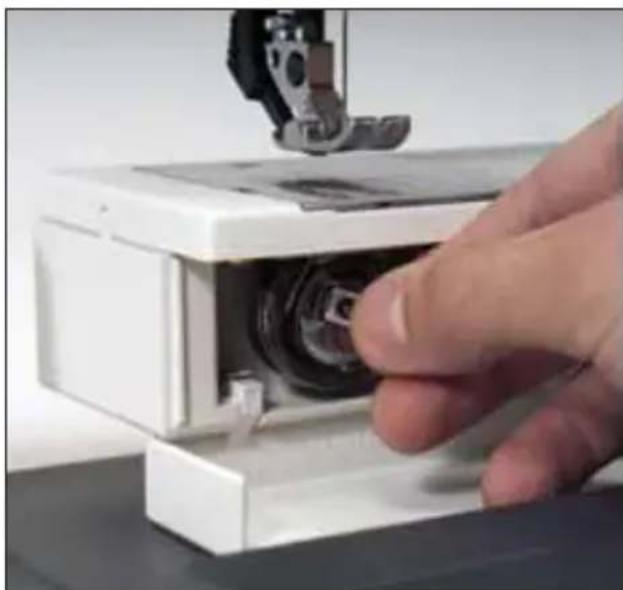 PFAFF ClassicStyle home 1529 - Removing the bobbin case - 1