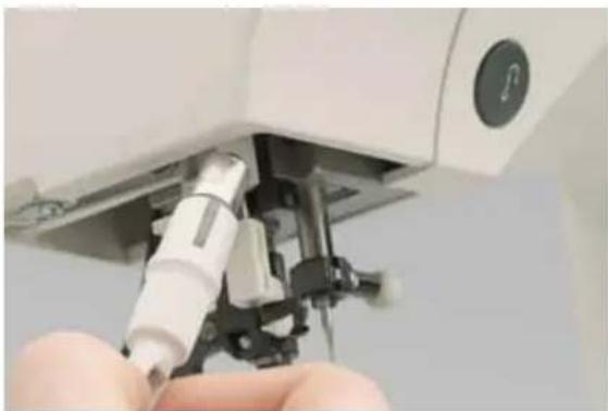 PFAFF ClassicStyle Quilt 2027 - Cleaning the display - 2