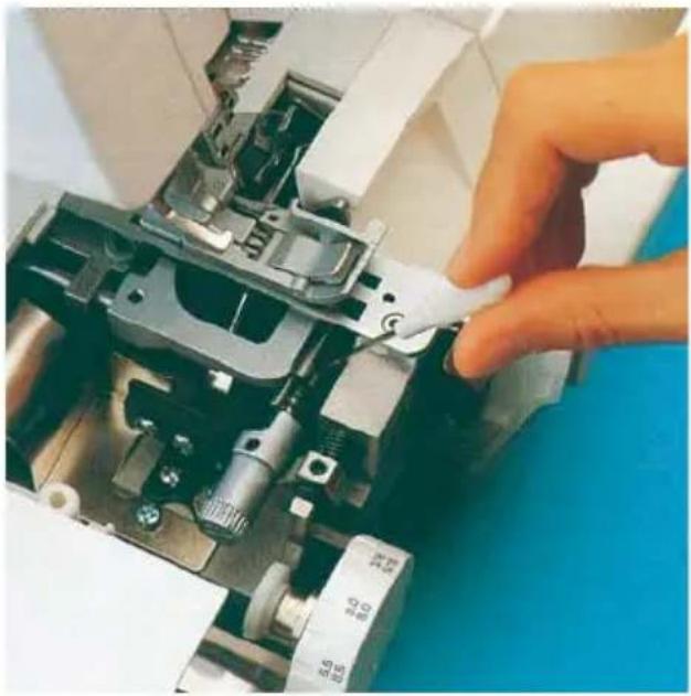 PFAFF coverlock 4852 - Inserting the needle plate - 1