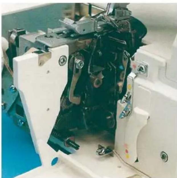 PFAFF coverlock 4852 - Disengaging the upper blade Switch off the electrical power - 1