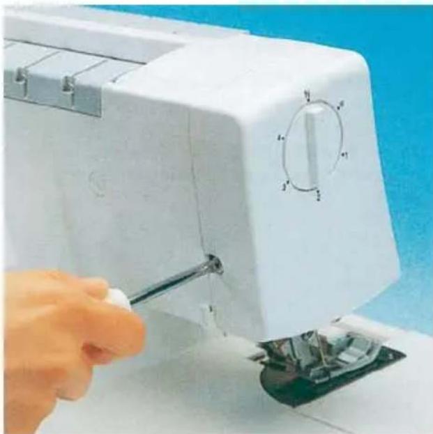 PFAFF coverlock 4852 - Changing the upper blade Switch off the electrical power - 1