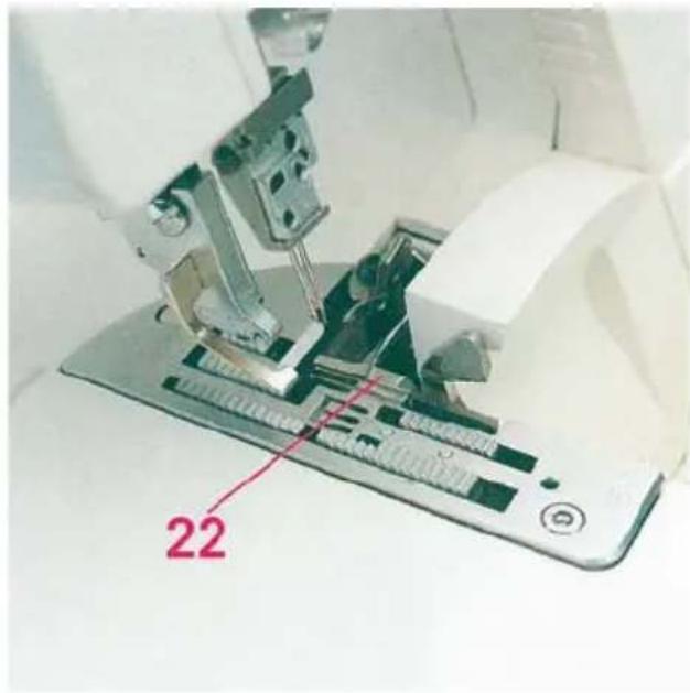 PFAFF coverlock 4852 - Engaging the upper blade - 1