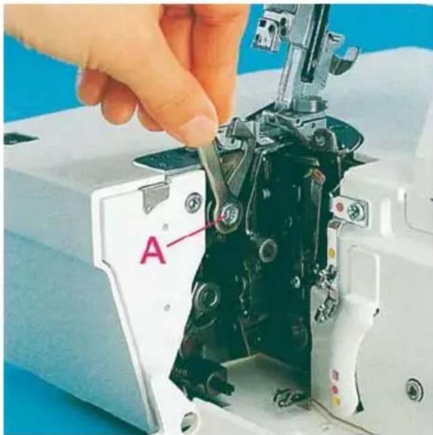PFAFF coverlock 4852 - Cleaning the rubber feet - 1