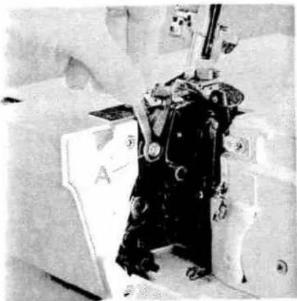 PFAFF coverstyle 4850 - Cleaning the rubber feet - 1
