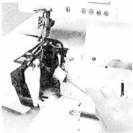 PFAFF coverlock 4872 - Inserting the needle plate - 1