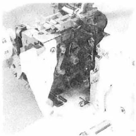PFAFF coverlock 4872 - Disengaging the upper blade Switch off the electrical power - 1