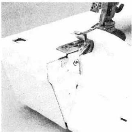 PFAFF coverlock 4872 - Thread chain cutter - 1