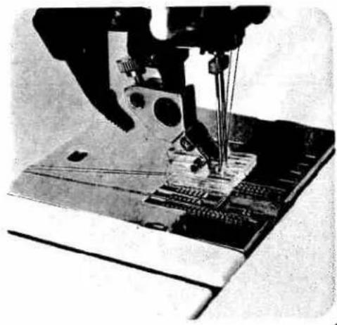 PFAFF creative 1472 - Sewing on buttons with stems - 5