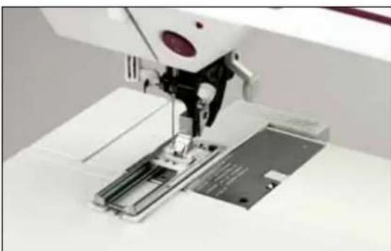PFAFF creative 2170 - Inserting the sensormatic buttonhole guide - 1