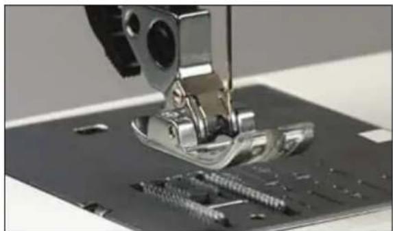 PFAFF creative 2170 - Snap on the presser foot - 1