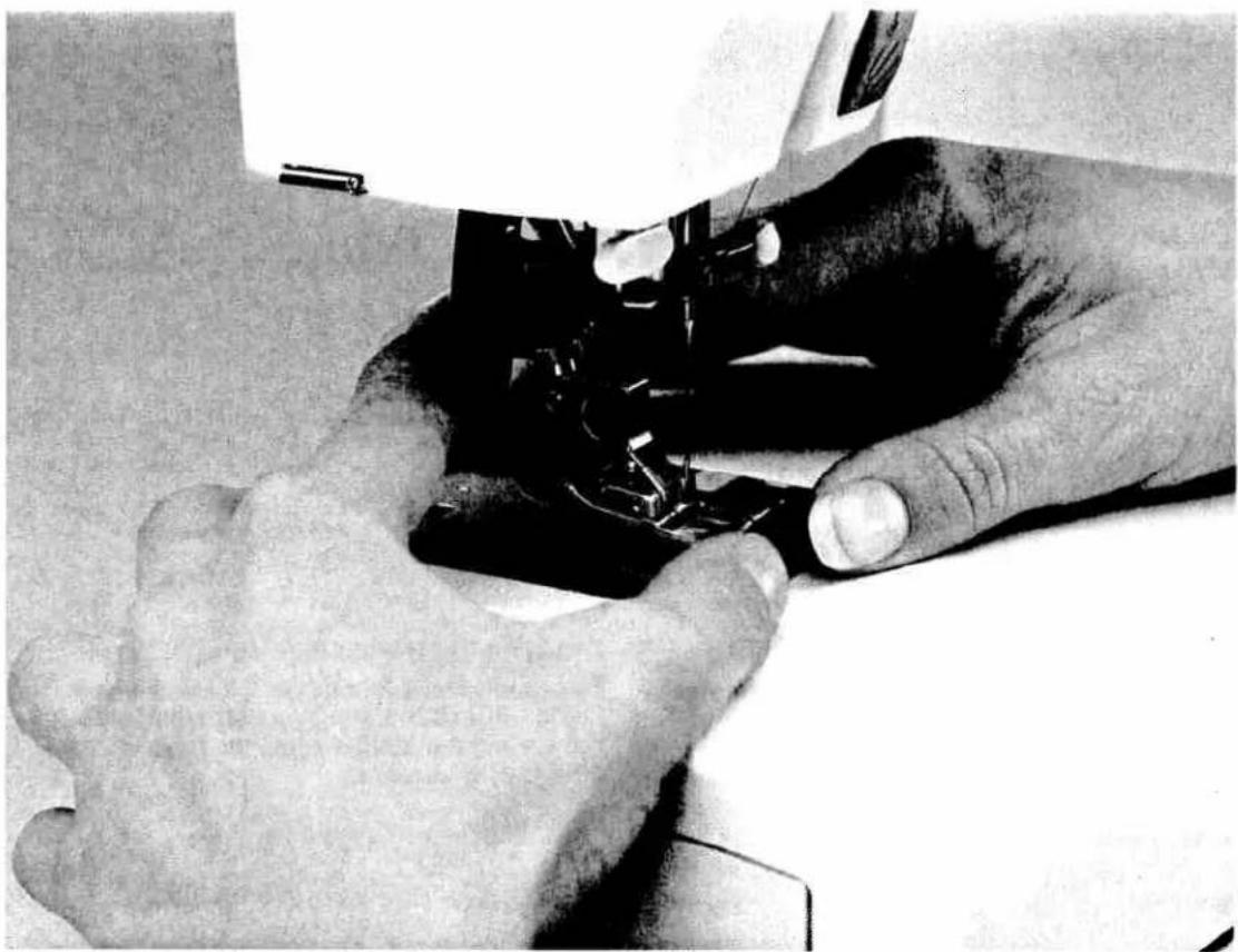 PFAFF creative 7530 - Engaging the sewing foot - 1