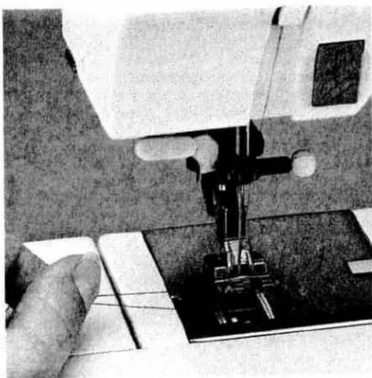 PFAFF creative 7510 - Pulling up the bobbin thread - 1