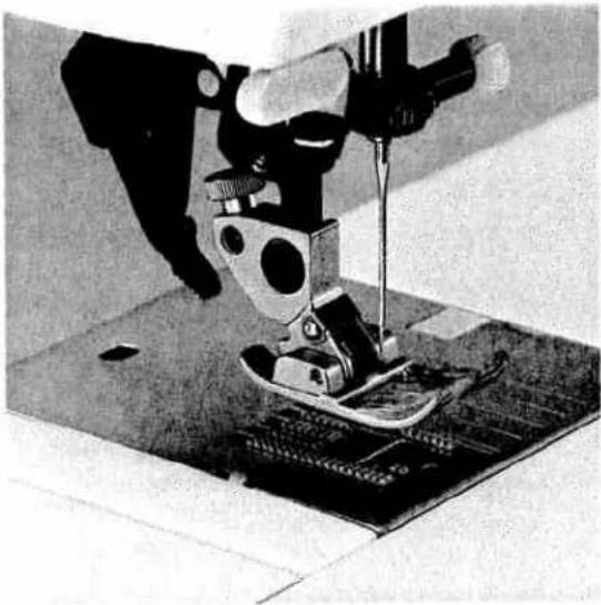 PFAFF creative 7510 - Engaging the sewing foot - 1