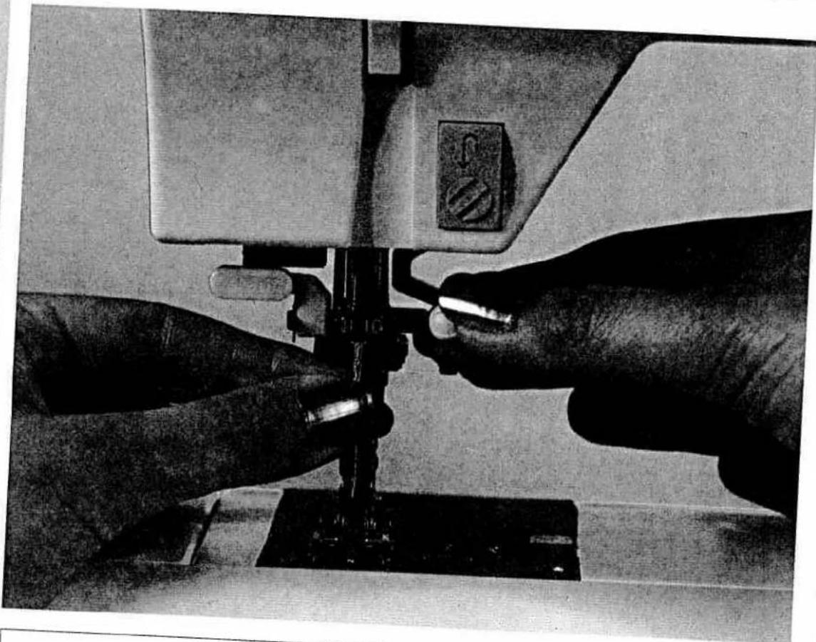 PFAFF creative 7550 - Engaging the sewing foot - 5