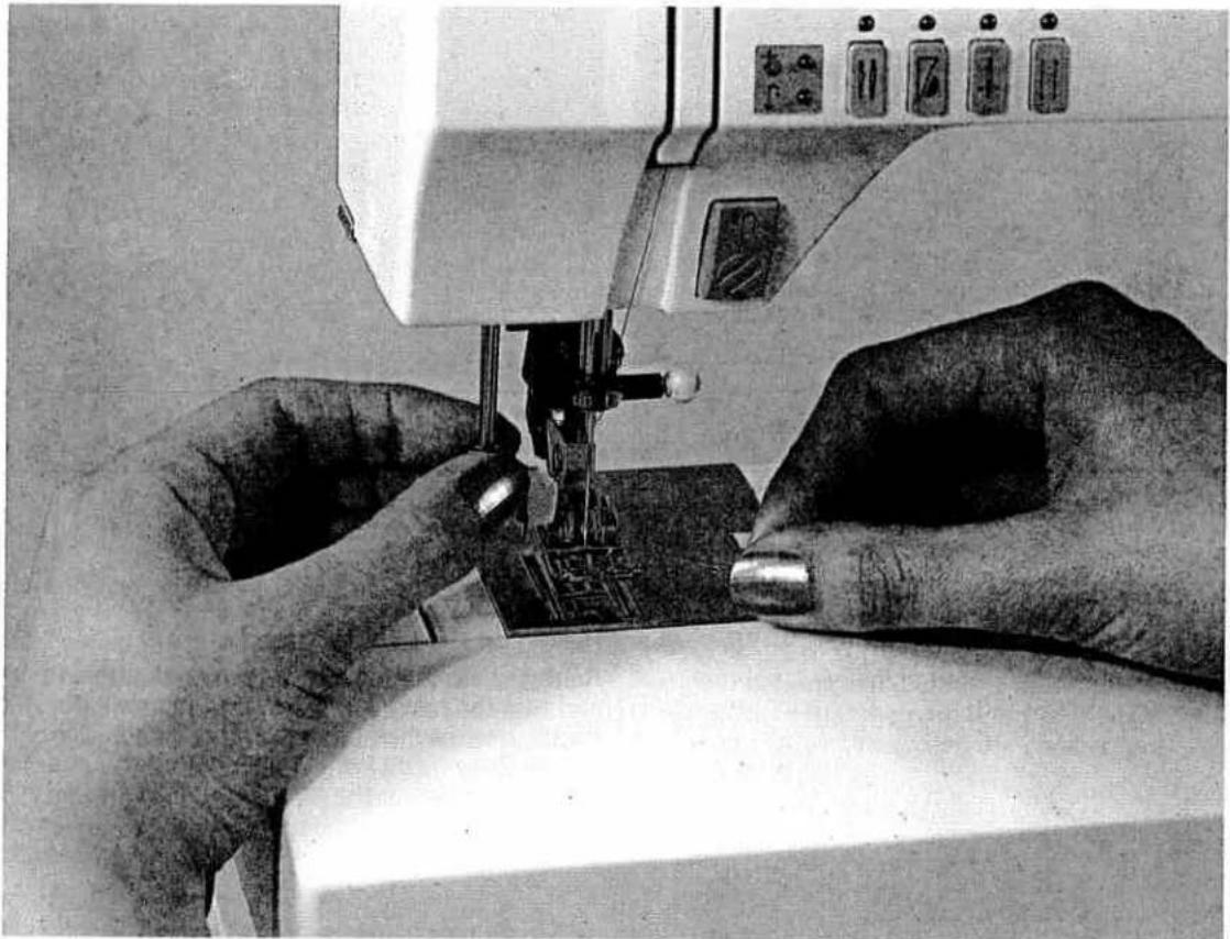 PFAFF creative 7550 - Threading the needle thread - 1