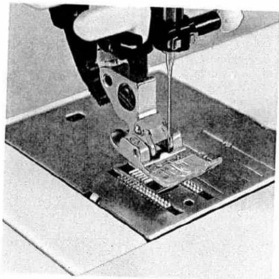 PFAFF creative 7550 - Removing the sewing foot - 1