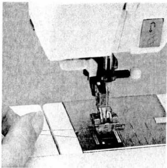 PFAFF creative 7570 - Pulling up the bobbin thread - 1