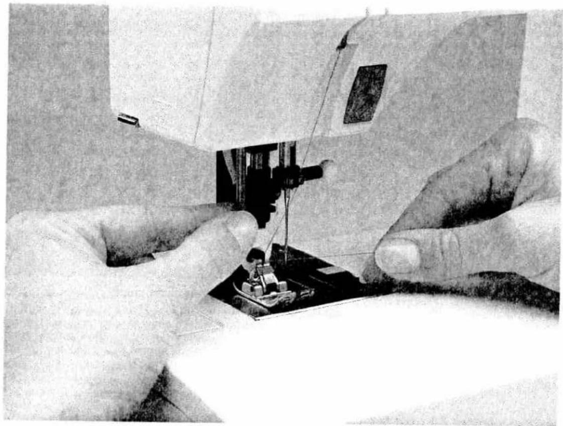 PFAFF creative 7570 - Threading the needle thread - 1