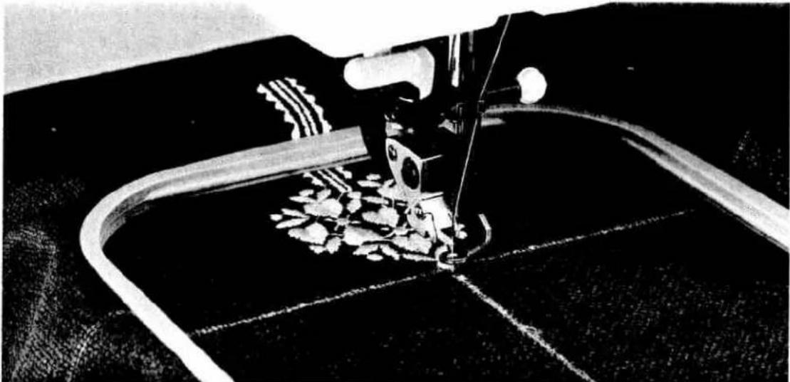 PFAFF creative 7570 - Combining motifs to form a border - 4