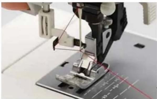 PFAFF expression 2026 - Integrated Needle threader - 1