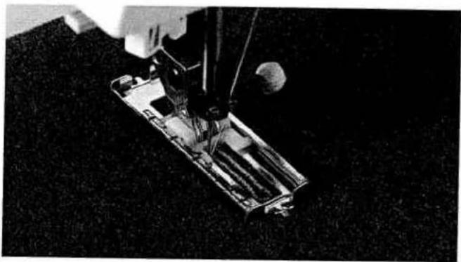 PFAFF expression 2044 - Manual buttonhole - 1