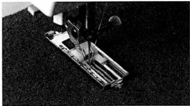 PFAFF expression 2044 - Fully automatic buttonhole - 1