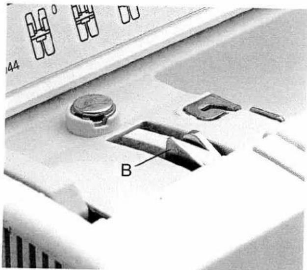 PFAFF expression 2044 - Changing the needle - 3