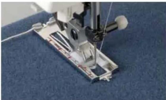 PFAFF expression 2038 - Keyhole buttonhole with gimp thread - 1
