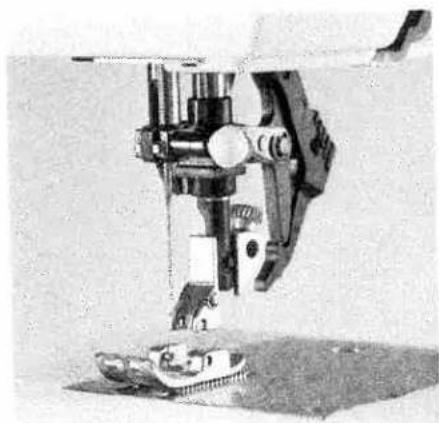 PFAFF Freestyle 1527 - Removing the presser foot Turn off the main switch - 1