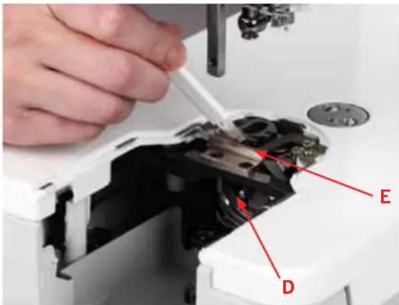 PFAFF GrandQuilter - Cleaning the hook and feed dogs - 4