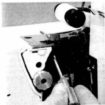 PFAFF hobbylock 4762 - Changing the lower knife Switch off at the mains switch - 1