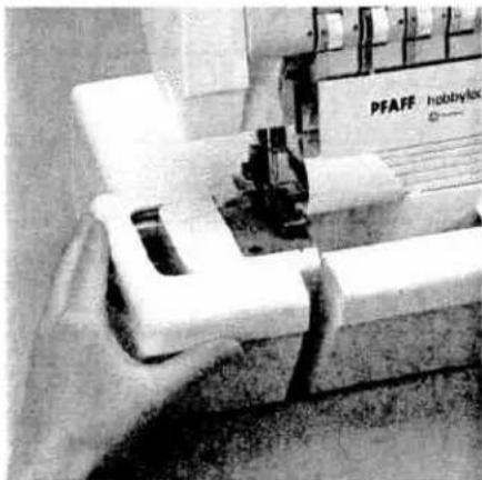 PFAFF hobbylock 4762 - Sewing with the free arm Detach the work support - 2