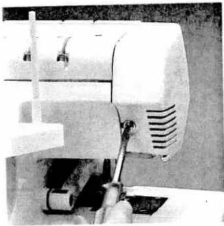 PFAFF hobbylock 4762 - Changing the lower knife Switch off at the mains switch - 2