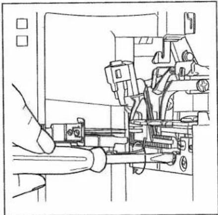 PFAFF hobbylock 4860 - Adjusting the sewing foot pressure - 2