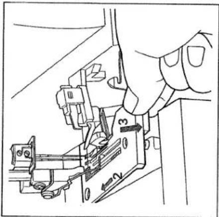 PFAFF hobbylock 4860 - Changing the needle plate - 2