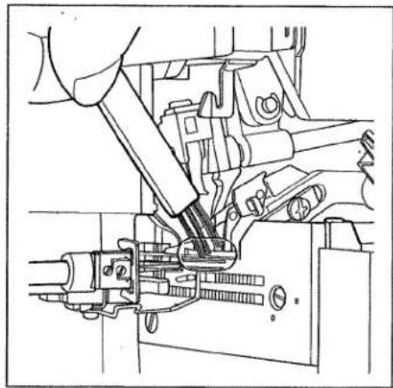 PFAFF hobbylock 4860 - Cleaning the needle plate Switch the mainswitch off - 1