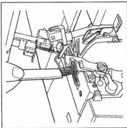 PFAFF hobbylock 4860 - Cleaning the needle plate Switch the mainswitch off - 4